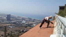 עבודת איטום גג רעפים בסנפלינג שמבצע קובי מחברת "קובי סנקר שיפוצים"